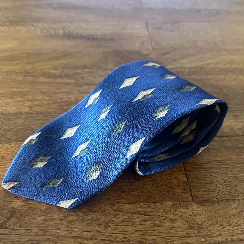 Elegant Blue and Cream Diamond Pattern Tie